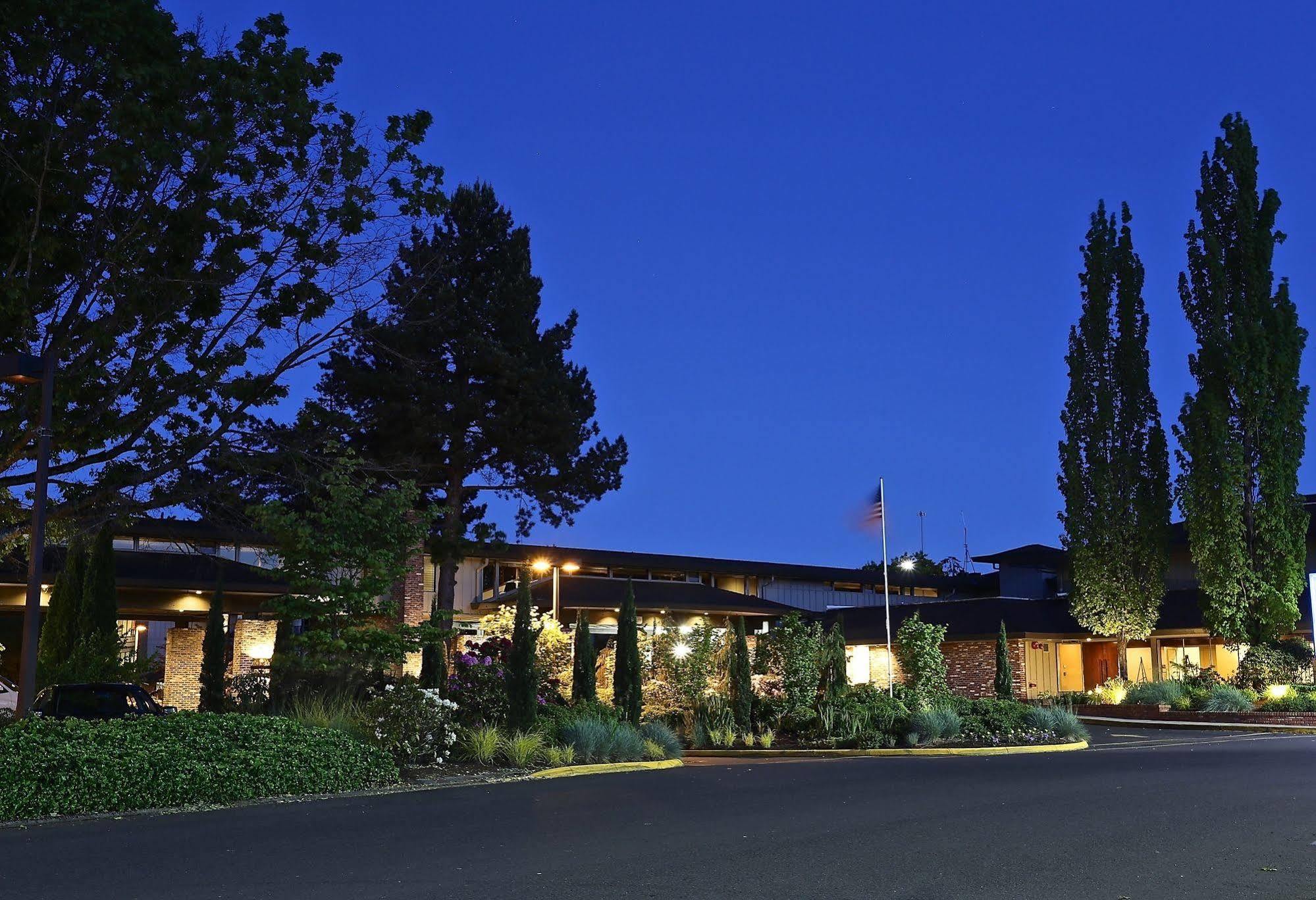 Valley River Inn Юджийн Екстериор снимка